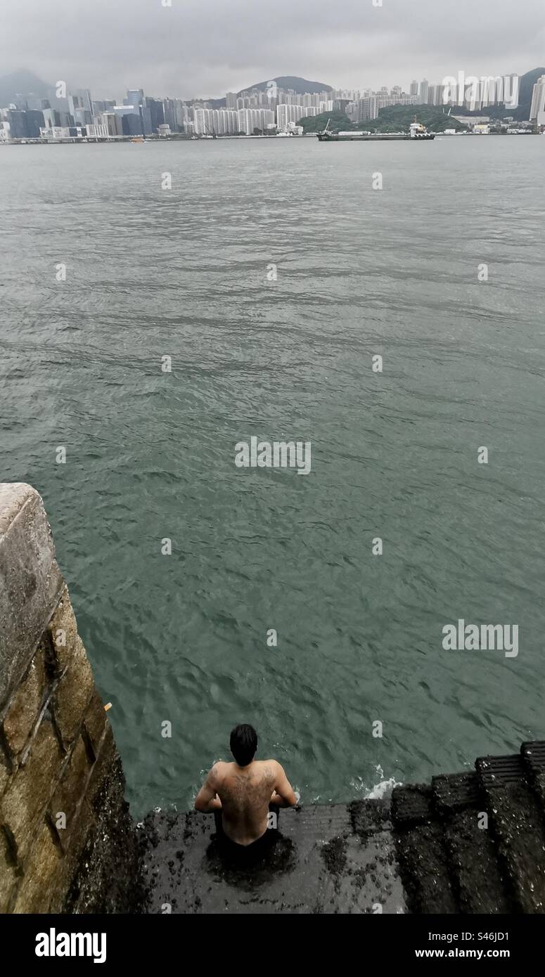 Der Mann und das Meer. Stockfoto