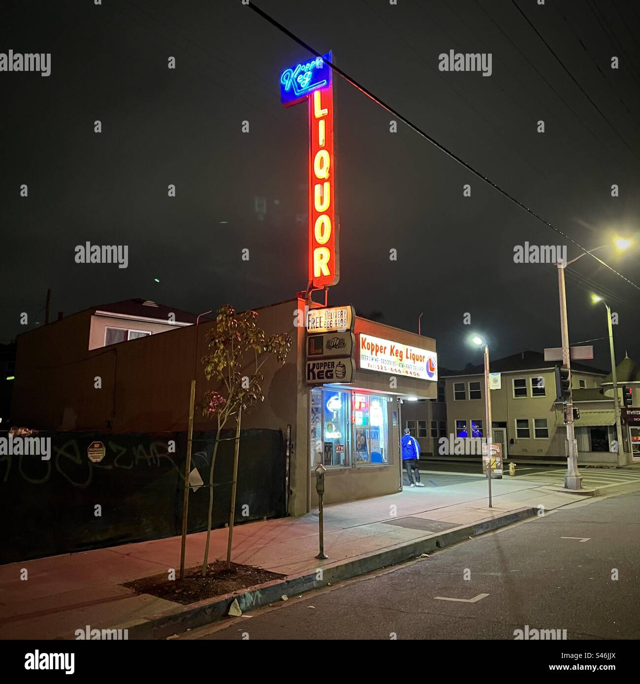 LOS ANGELES, CA, JAN 2023: Spirituosengeschäft mit Neon-Schild, an einer Ecke im Atwater Village, nachts Stockfoto