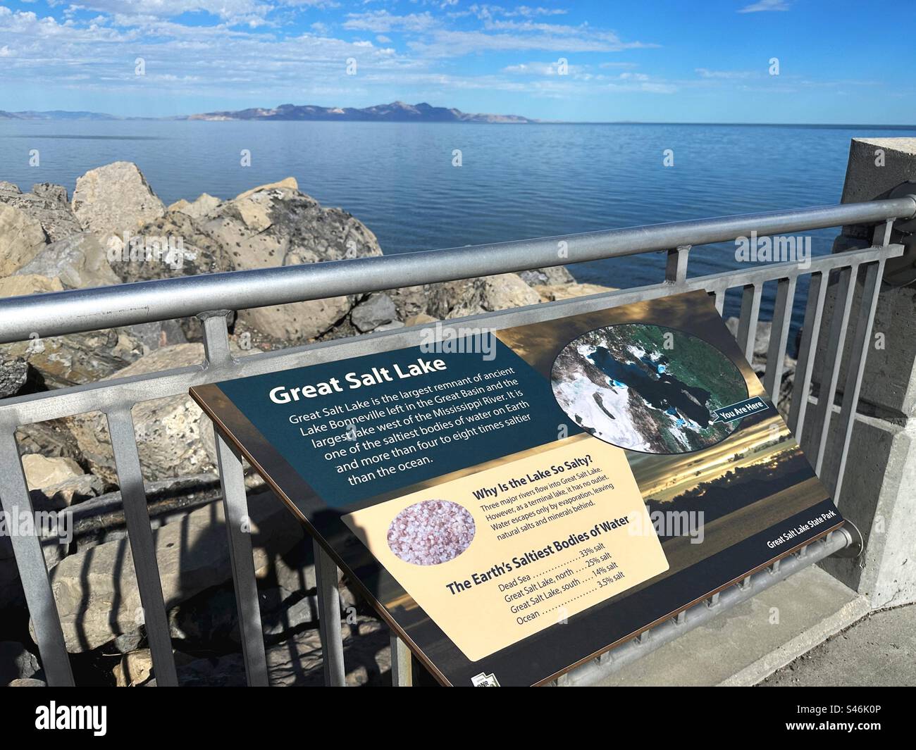 Ein Informationsschild an einem Aussichtspunkt, Great Salt Lake, Salt Lake City, Utah. Stockfoto