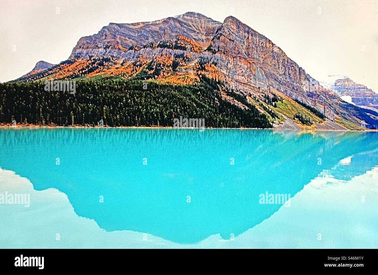 Lake Louise und Fairview Mountain, Banff National Park, Alberta, Kanada, Herbst, Farben, Reflexion, Spiegel Stockfoto