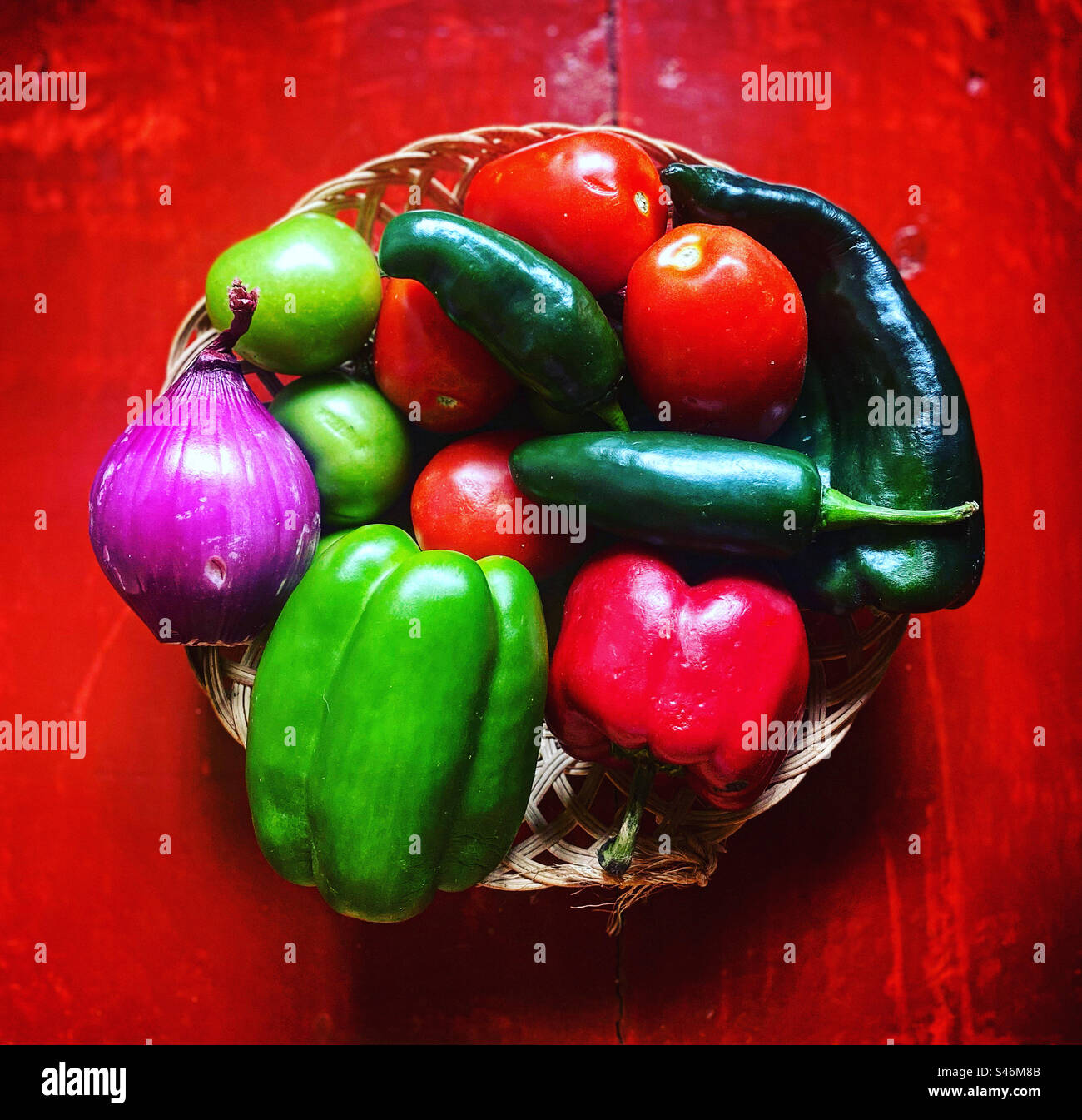 Frische rote und grüne Tomaten, grüne heiße Chilischoten, süße Paprika und violette Zwiebeln in Queretaro, Mexiko Stockfoto