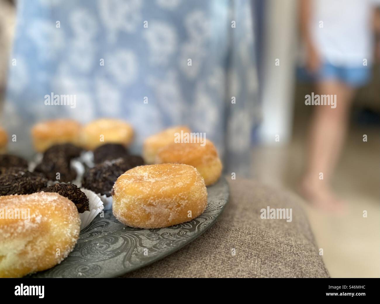 Donuts und brasilianische Brigadeiros auf einer Geburtstagsparty. lissabon, Portugal, 2023. Stockfoto