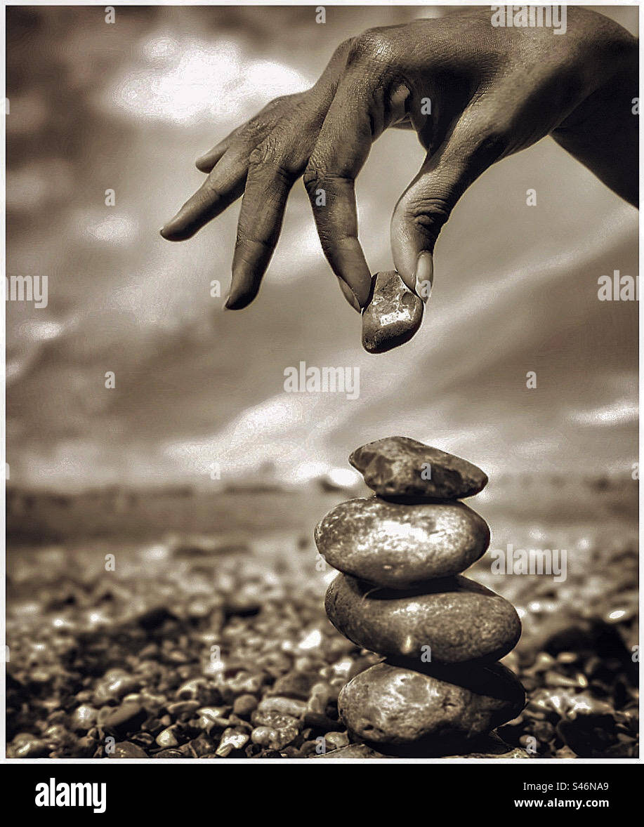 Kieselsteine am Strand bauen. Stockfoto