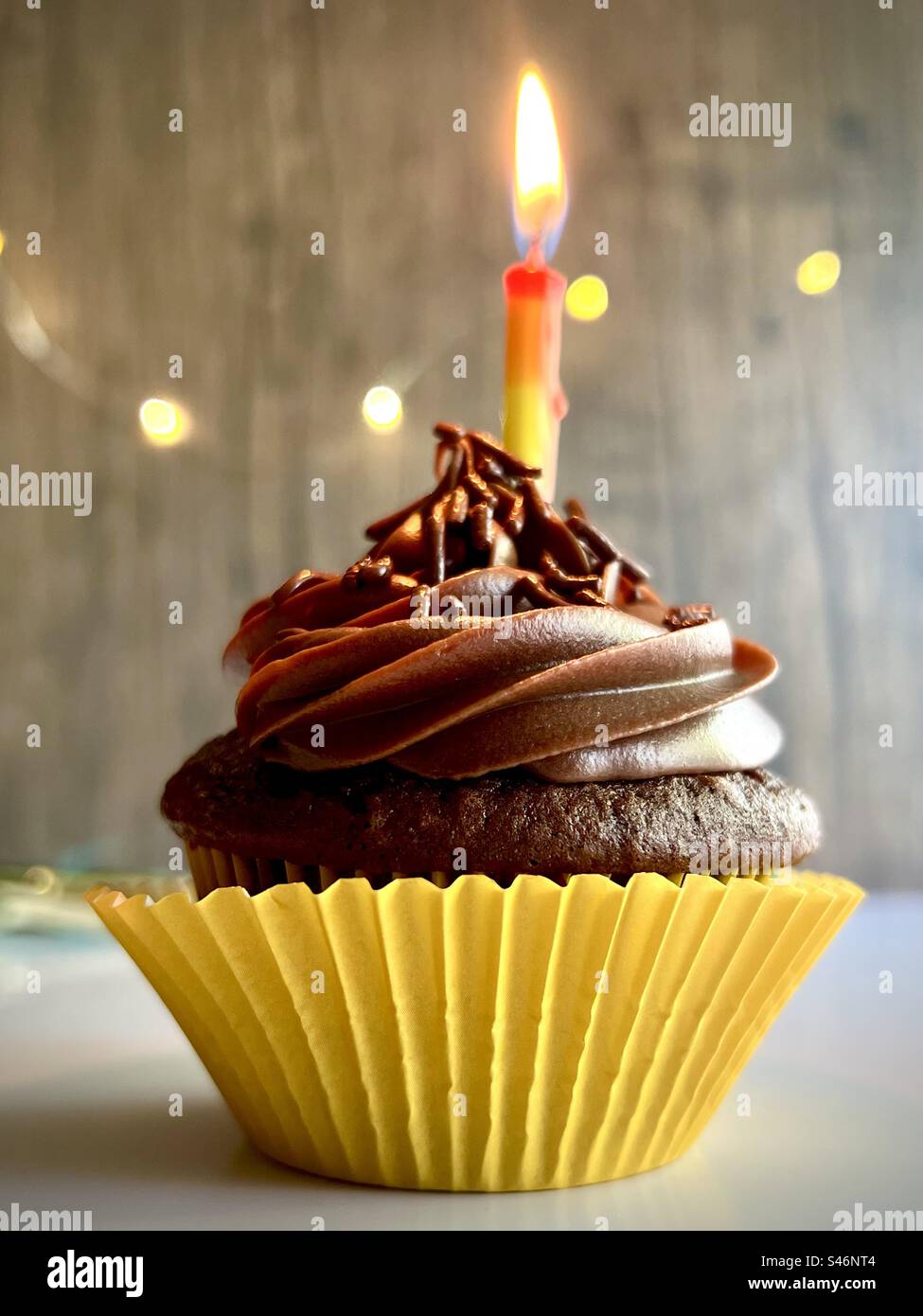 Schokoladen-Cupcake mit Geburtstagskerze Stockfoto