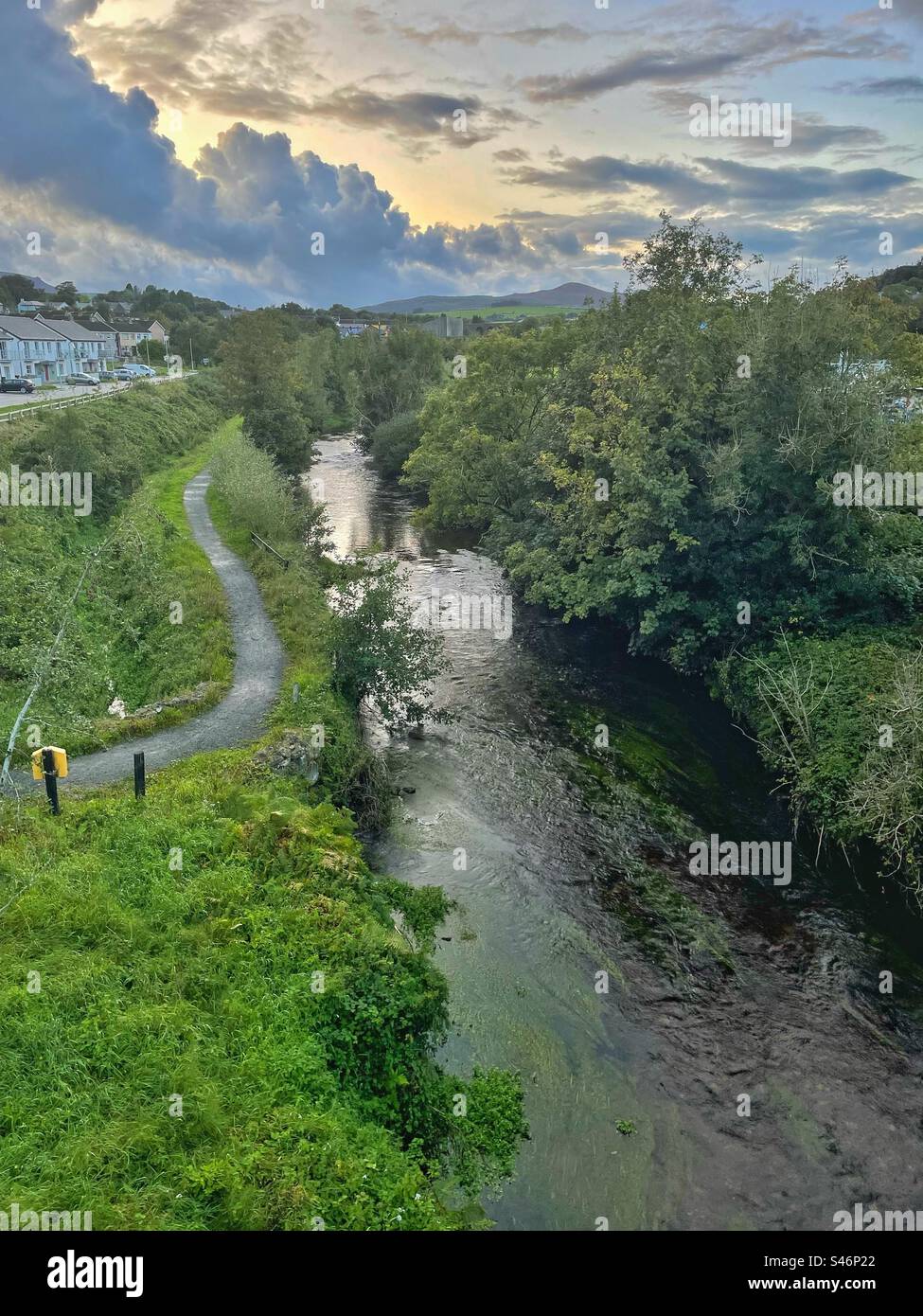 Der Fluss Mahon fließt durch Kilmacthomas, County Waterford, Irland. - Smartphone-aufgenommenes Stockfoto