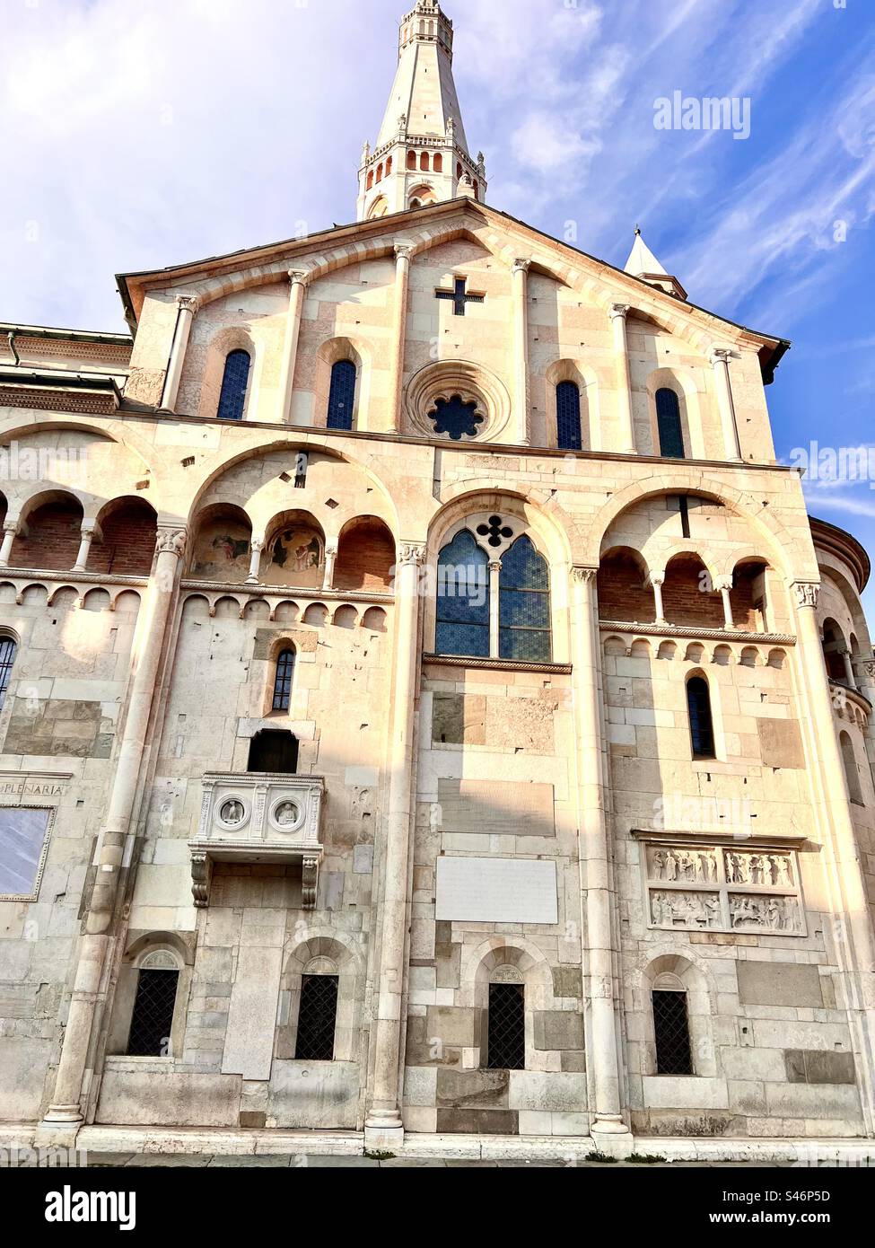 Kathedrale und Bürgerturm auf der Piazza Grande in Modena, Italien Stockfoto