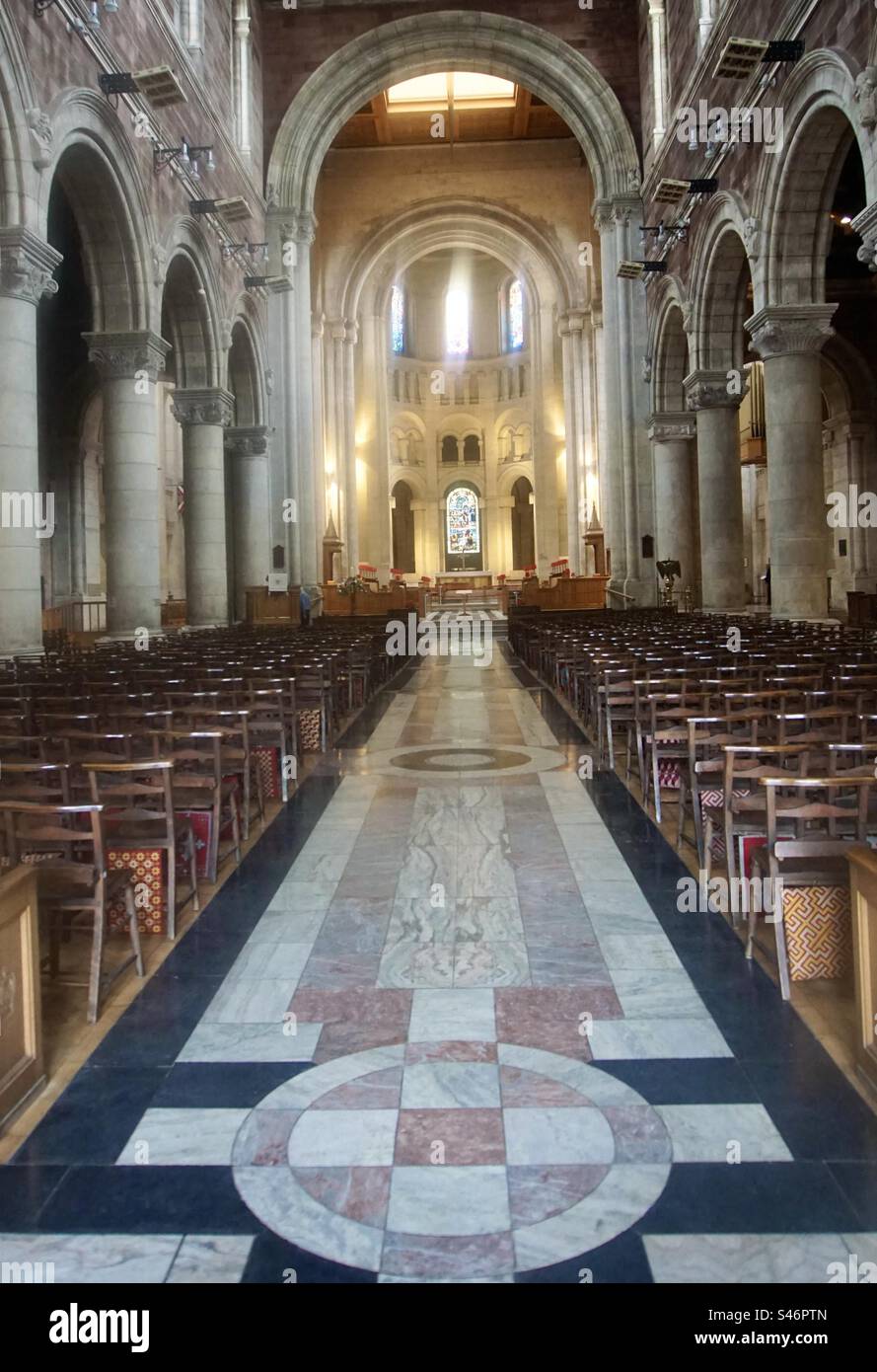 Das Kirchenschiff von St. Anne’s Church of Ireland Cathedral in Belfast, Nordirland. Zwischen 1924 und 1974 in Teilbereichen gebaut, wurde 2007 ein Edelstahlturm hinzugefügt. Sie kann nachts beleuchtet werden. Stockfoto