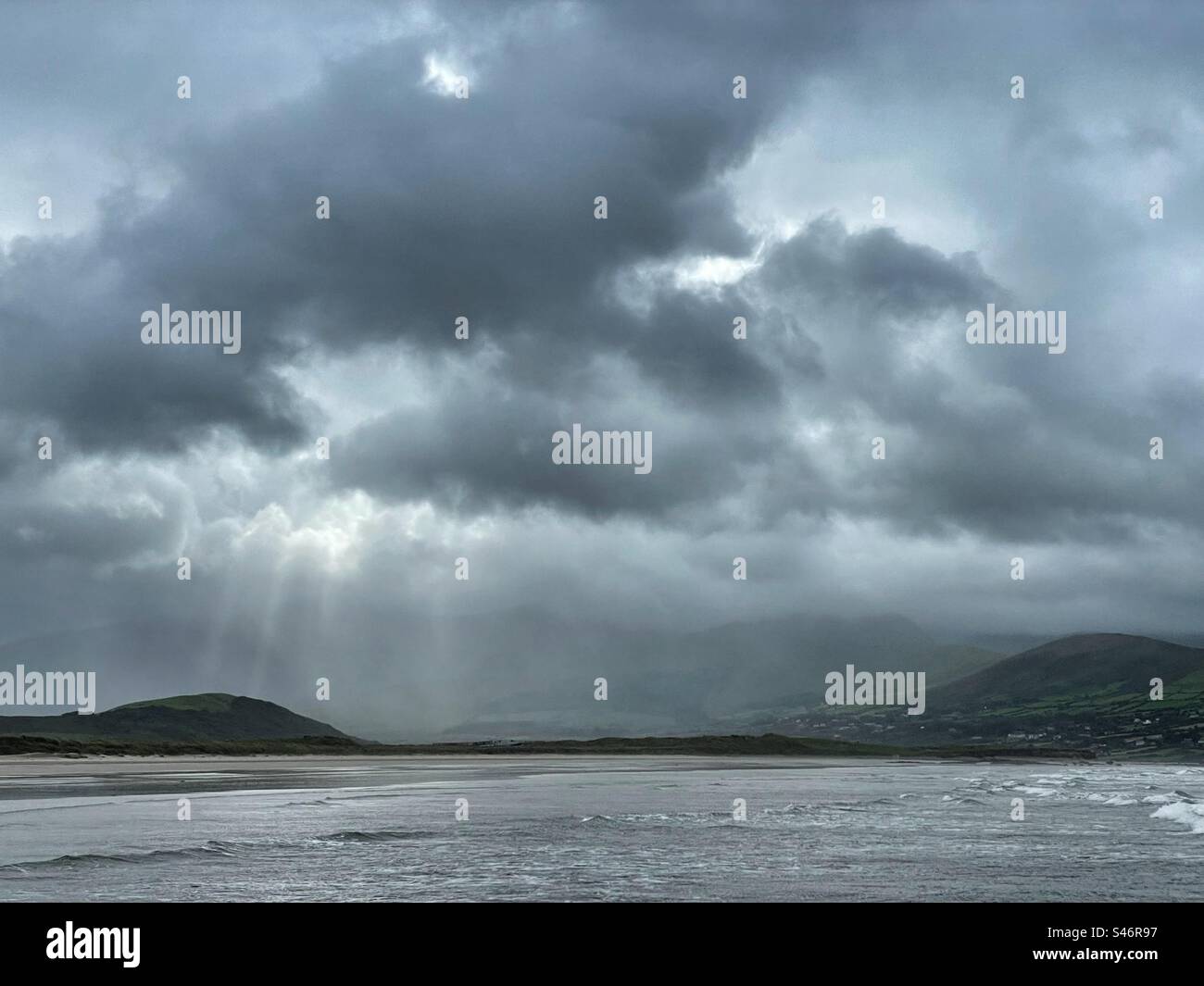 Dramatischer Himmel nach einem Regenschauer am Fermoyle Strand mit Blick auf Cloghane. Stockfoto