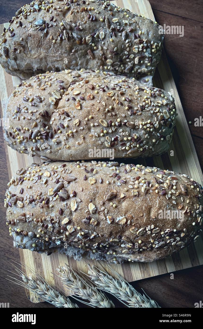3 Brötchen mit Samen und Weizen - Smartphone-aufgenommenes Stockfoto