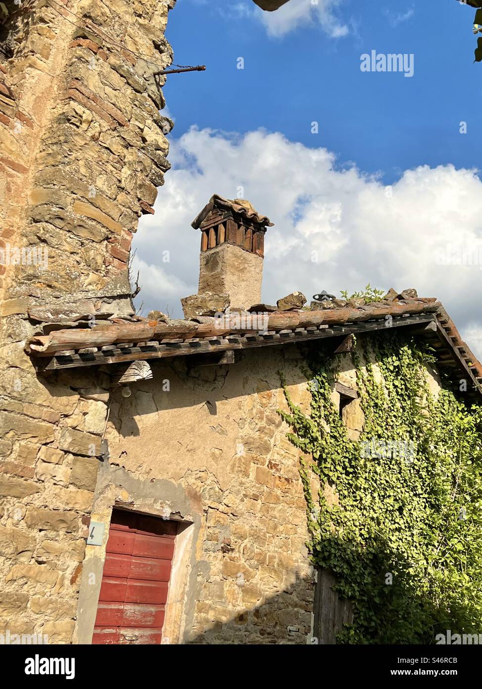 Ein ländliches Steinhaus im kleinen Dorf Monfestino, Serramazzoni, Italien - Smartphone-aufgenommenes Stockfoto