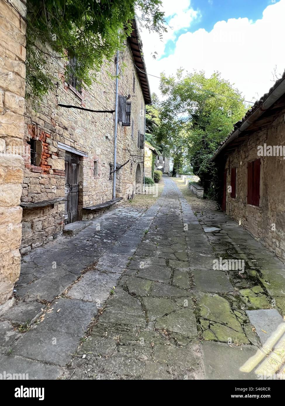 Malerisches altes Dorf Monfestino in Serramazzoni, Italien - Smartphone-aufgenommenes Stockfoto