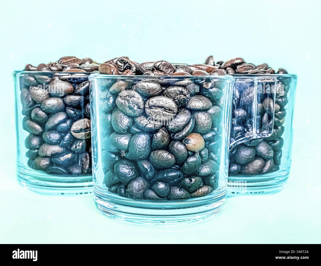 3 klare Gläser voll Kaffeebohnen - Smartphone-aufgenommenes Stockfoto