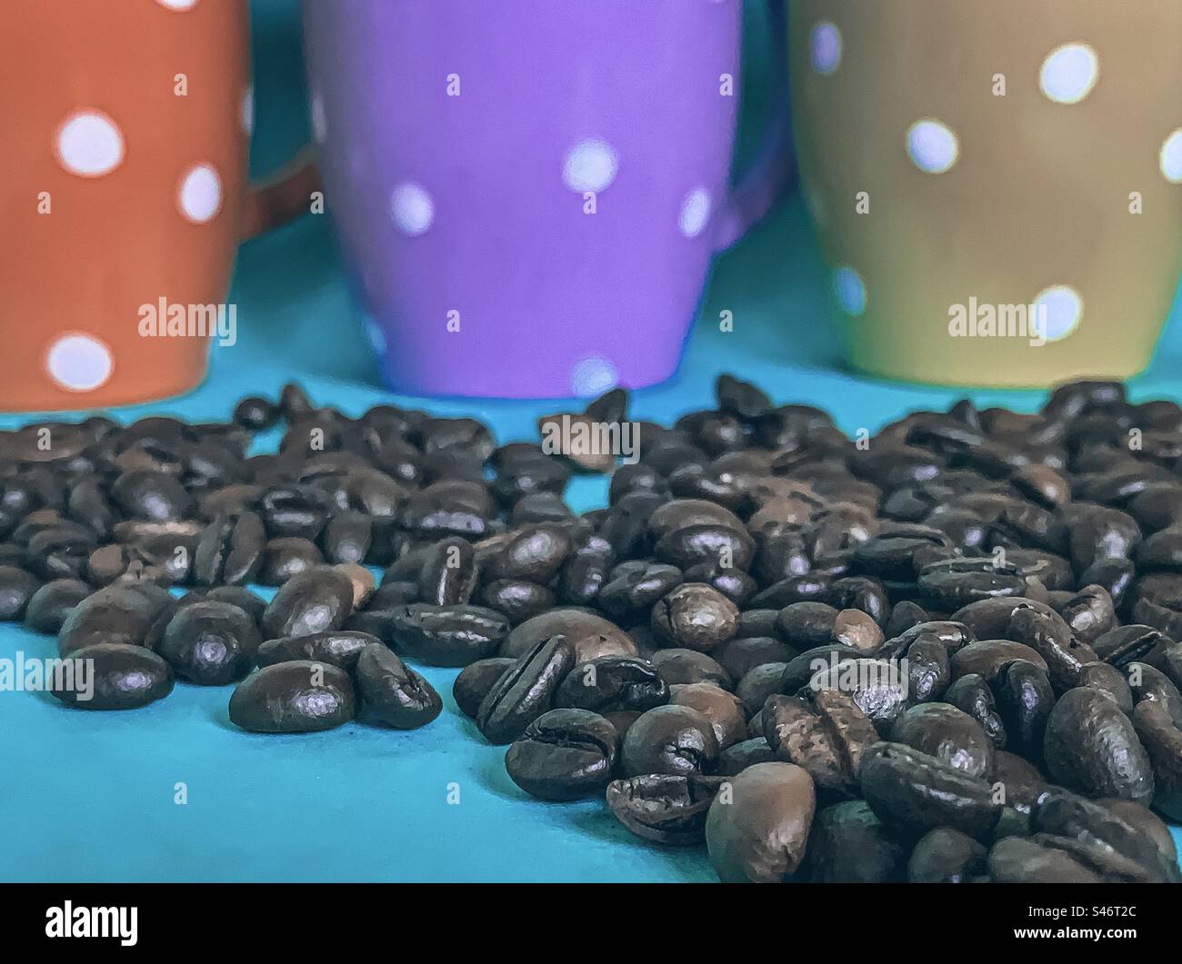 Kaffeebohnen und Tupfen - Smartphone-aufgenommenes Stockfoto