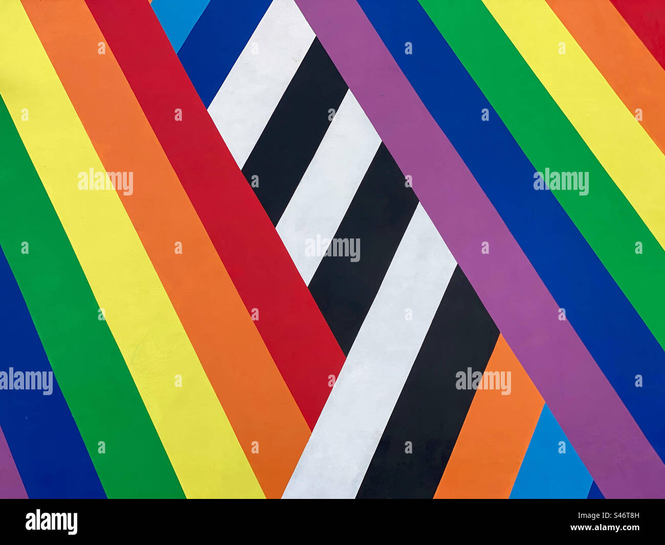 Bunte Linien an der Wand. Interessantes Design? Hat sie irgendeine Bedeutung? Ist es eine versteckte Nachricht? Sollte es mehr Farben geben? - Smartphone-aufgenommenes Stockfoto