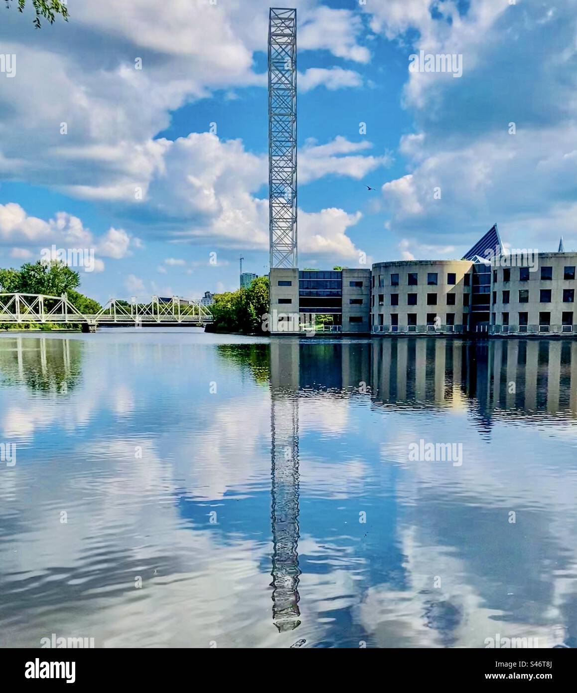 Das Diefenbaker-Gebäude enthält das Sky Gate, eine komplexe geometrische Struktur, die sich vom Rideau River reflektiert. Stockfoto