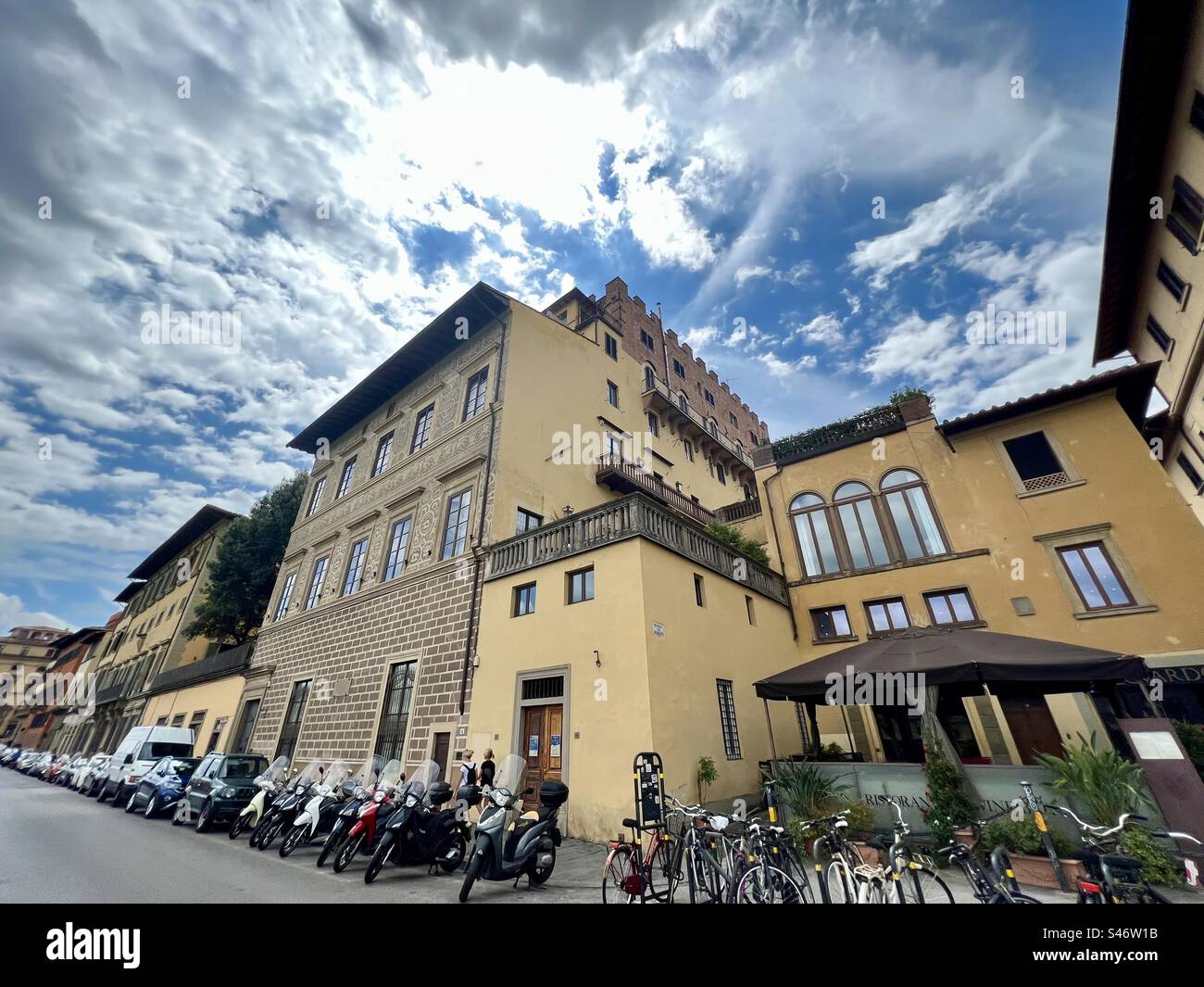Lungarno Giucciardini Straße unter einem dramatischen Sommerhimmel im Centro Storico von Florenz, Italien Stockfoto