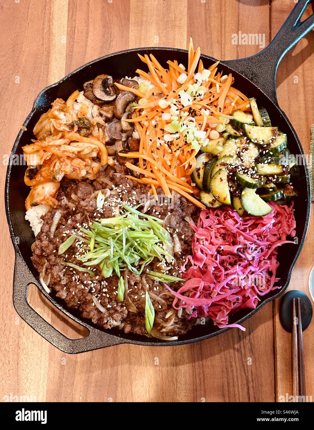 Bibimbap koreanisches Gericht perfekt präsentiert. Stockfoto Bibimbap koreanisches Gericht perfekt präsentiert. Stockfoto