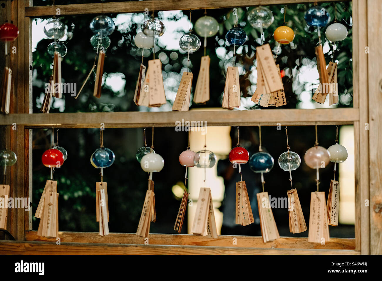 Am Hikawa-Schrein in Kawagoe, Japan, hängen Windspiele aus Glas mit hölzernen Etiketten Stockfoto