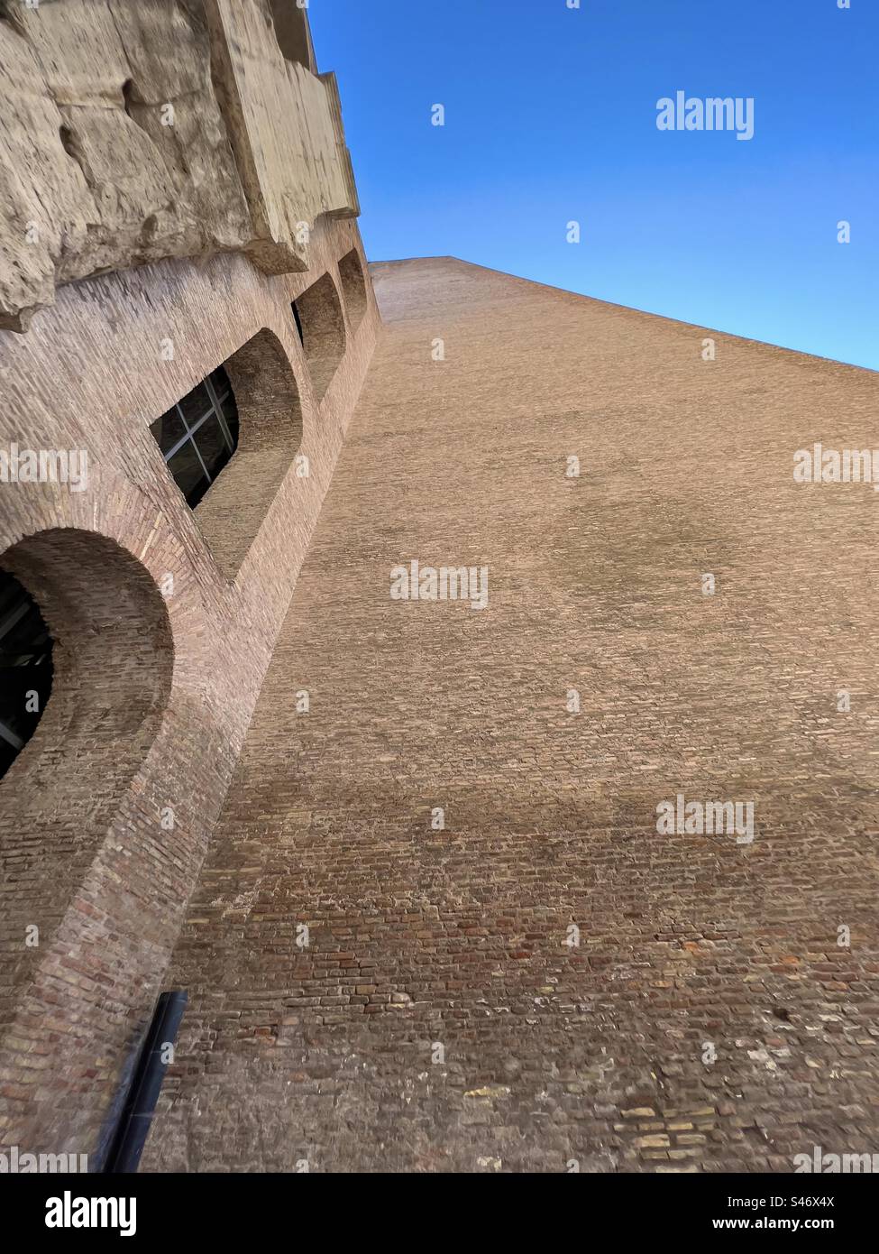 Hohe Wände im antiken römischen Kolosseum. - Smartphone-aufgenommenes Stockfoto