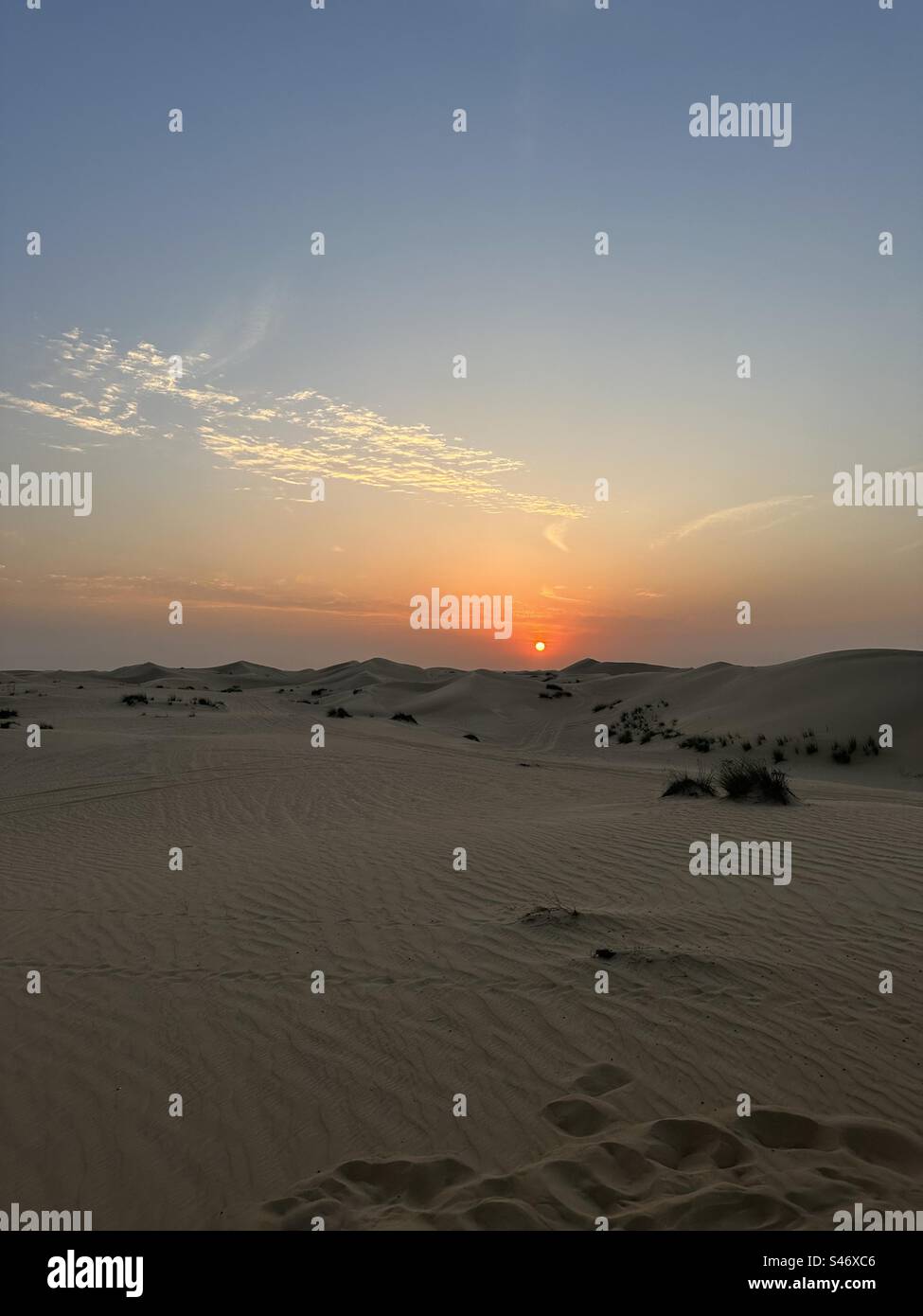 Sonnenuntergang an der Sanddüne in Dubai Stockfoto
