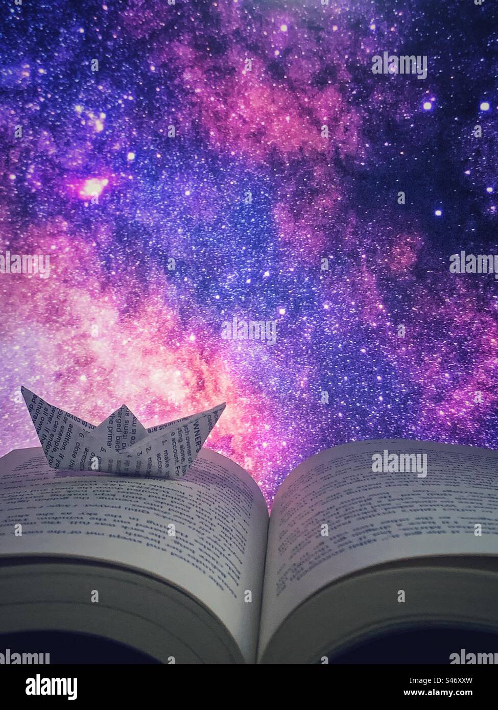 Sie segeln durch die Galaxie der Bücher Stockfoto