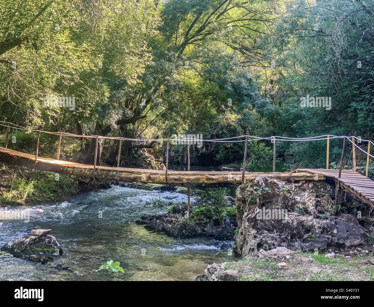 Brücke, die von Einheimischen gebaut wurde, um den Fluss Nabão in Lapas, Tomar, Portugal zu überqueren - Smartphone-aufgenommenes Stockfoto