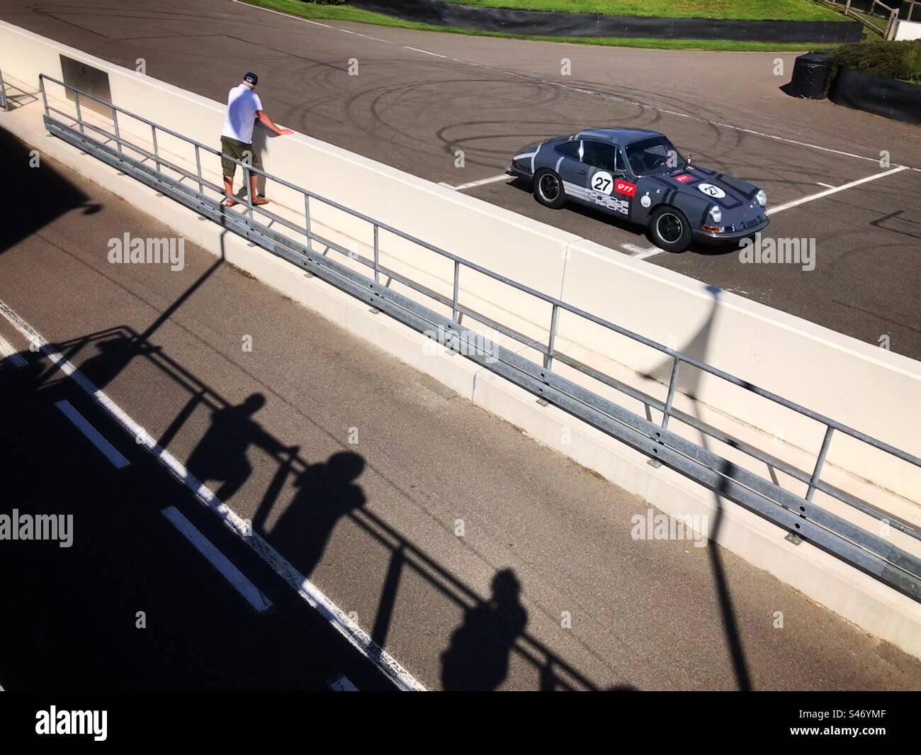 Grey 1960s Porsche 911 auf der Rennstrecke für Revival auf Goodwood Motor Racing Circuit UK - Smartphone-aufgenommenes Stockfoto