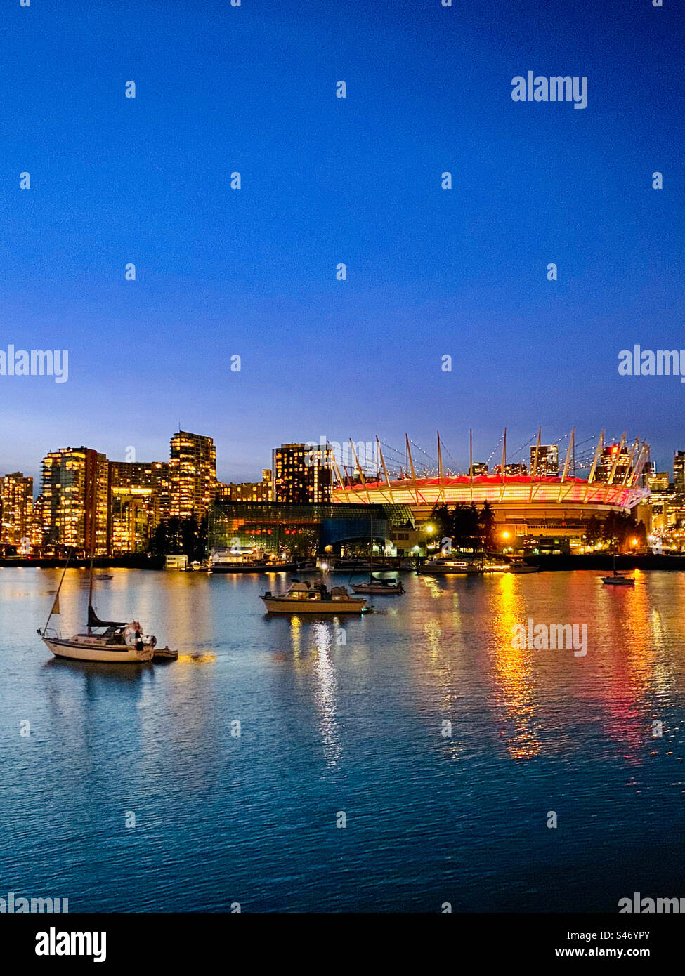 Blick auf False Creek am BC Place, beleuchtet in der Nacht, in Vancouver BC, Kanada. Stockfoto