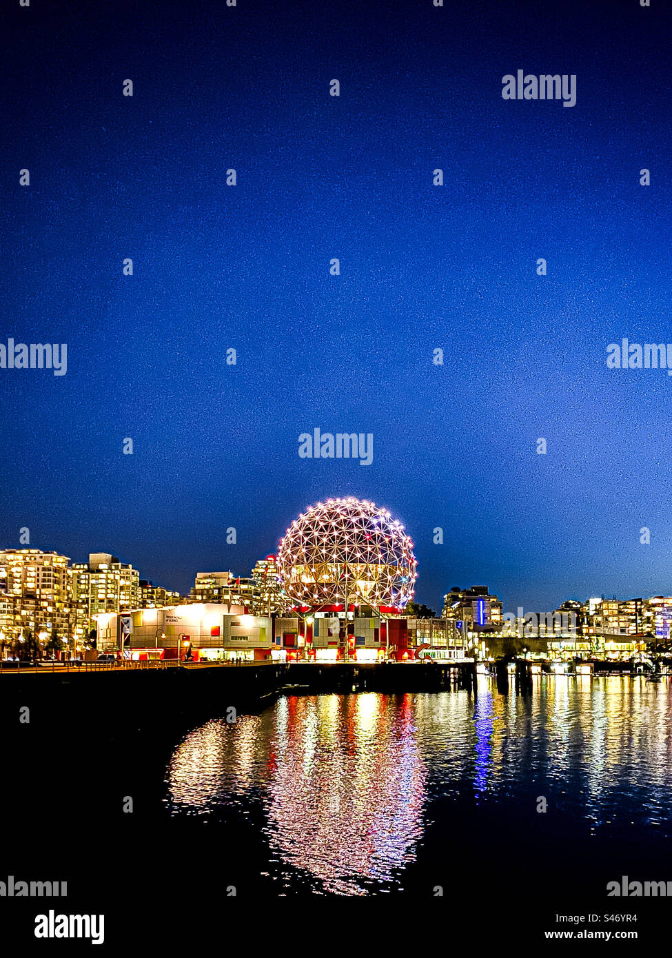 Blick über False Creek im Science Centre in Vancouver, BC, Kanada. - Smartphone-aufgenommenes Stockfoto