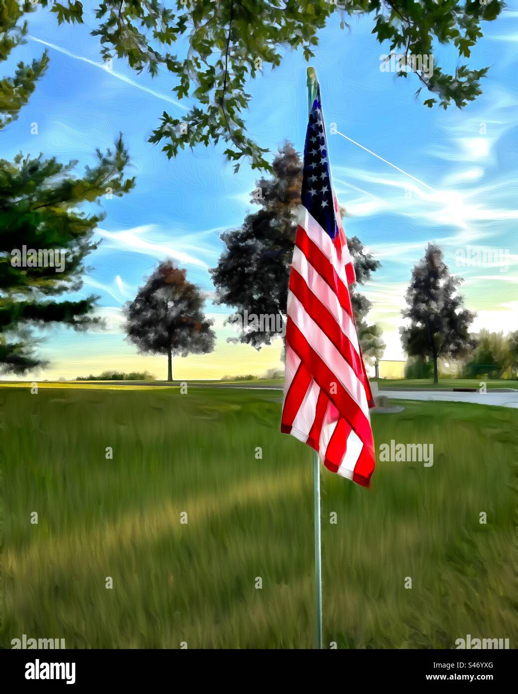 Dubuque, Iowa, 2. September 2023 – Nahaufnahme der amerikanischen Flagge bei Sonnenuntergang im Park am Labor Day Wochenende. Stockfoto