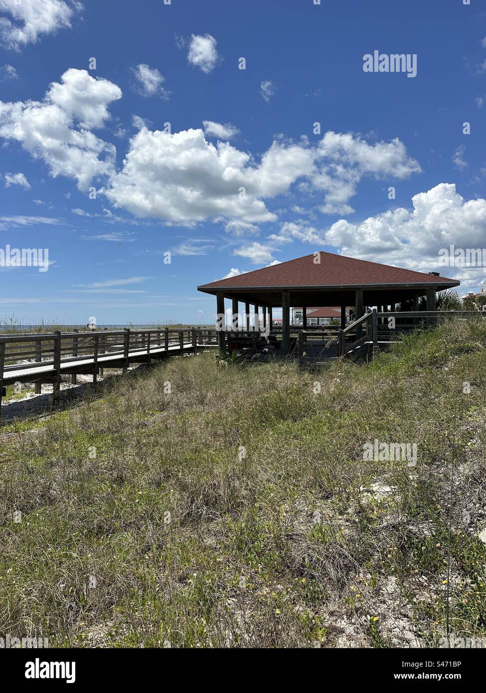 Öffentlicher Picknickpavillon und Holzsteg über grasbewachsene Dünen am Strand von Miramar Beach, Florida Stockfoto