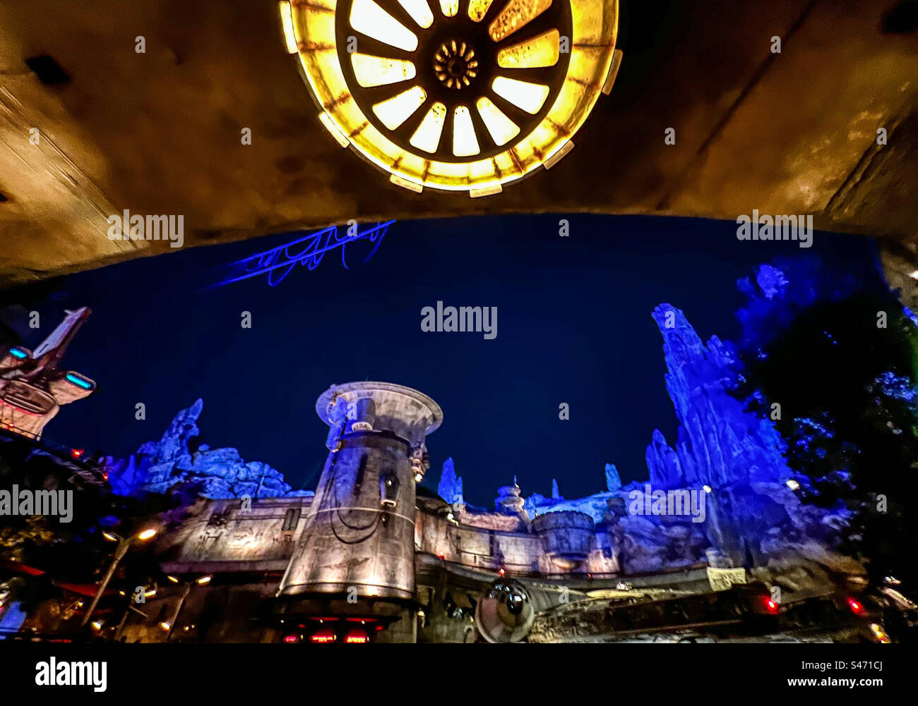 Star Wars landen in Disneyland, KALIFORNIEN - Smartphone-aufgenommenes Stockfoto