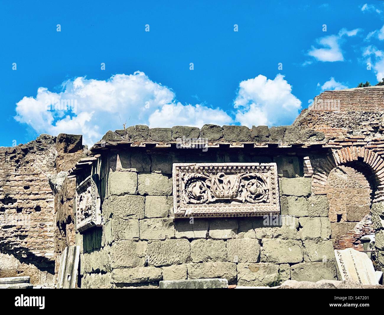 In der Nähe des Divus Julius-Tempels am Forum Romanum. Stockfoto