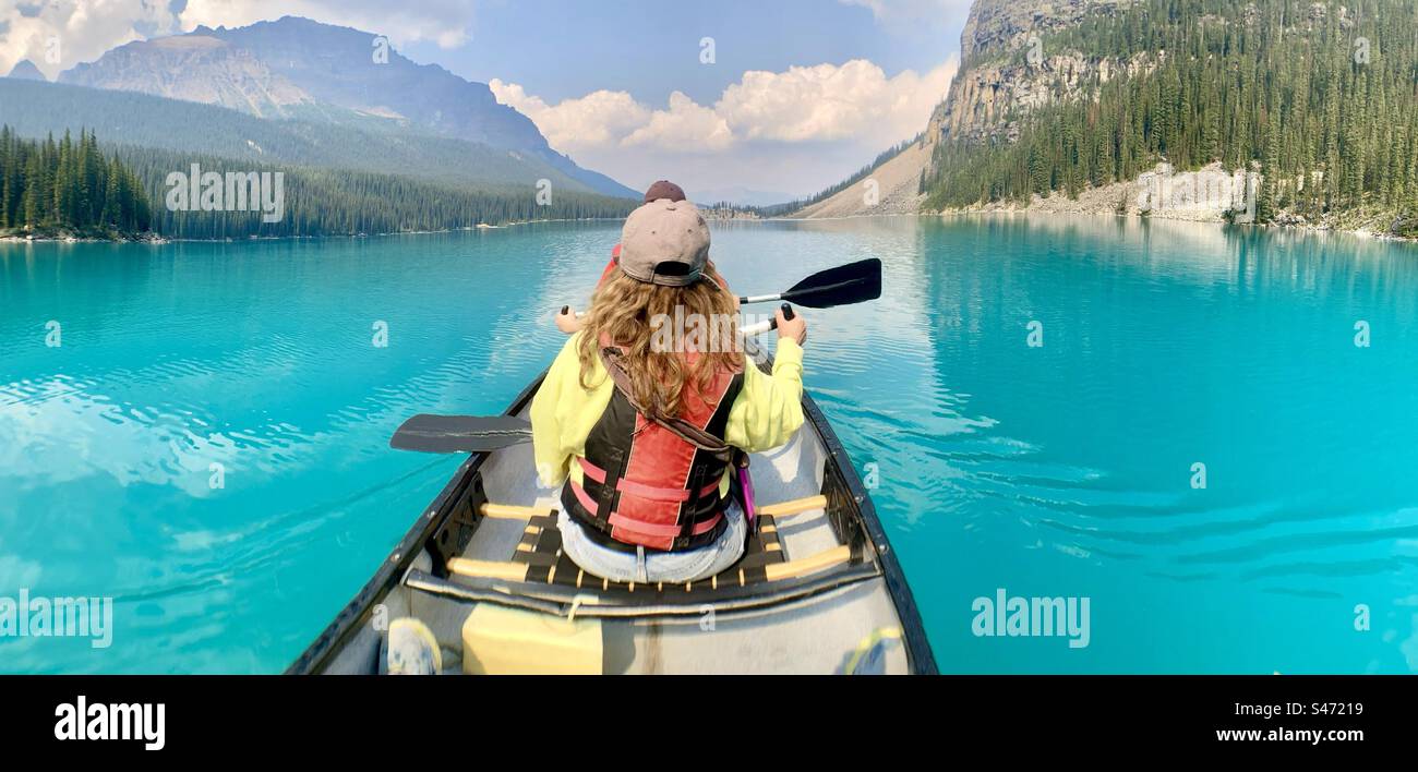 Paddeln Sie über das herrliche Gletscherwasser des Moraine Lake, Banff National Park, Alberta, Kanada. Stockfoto