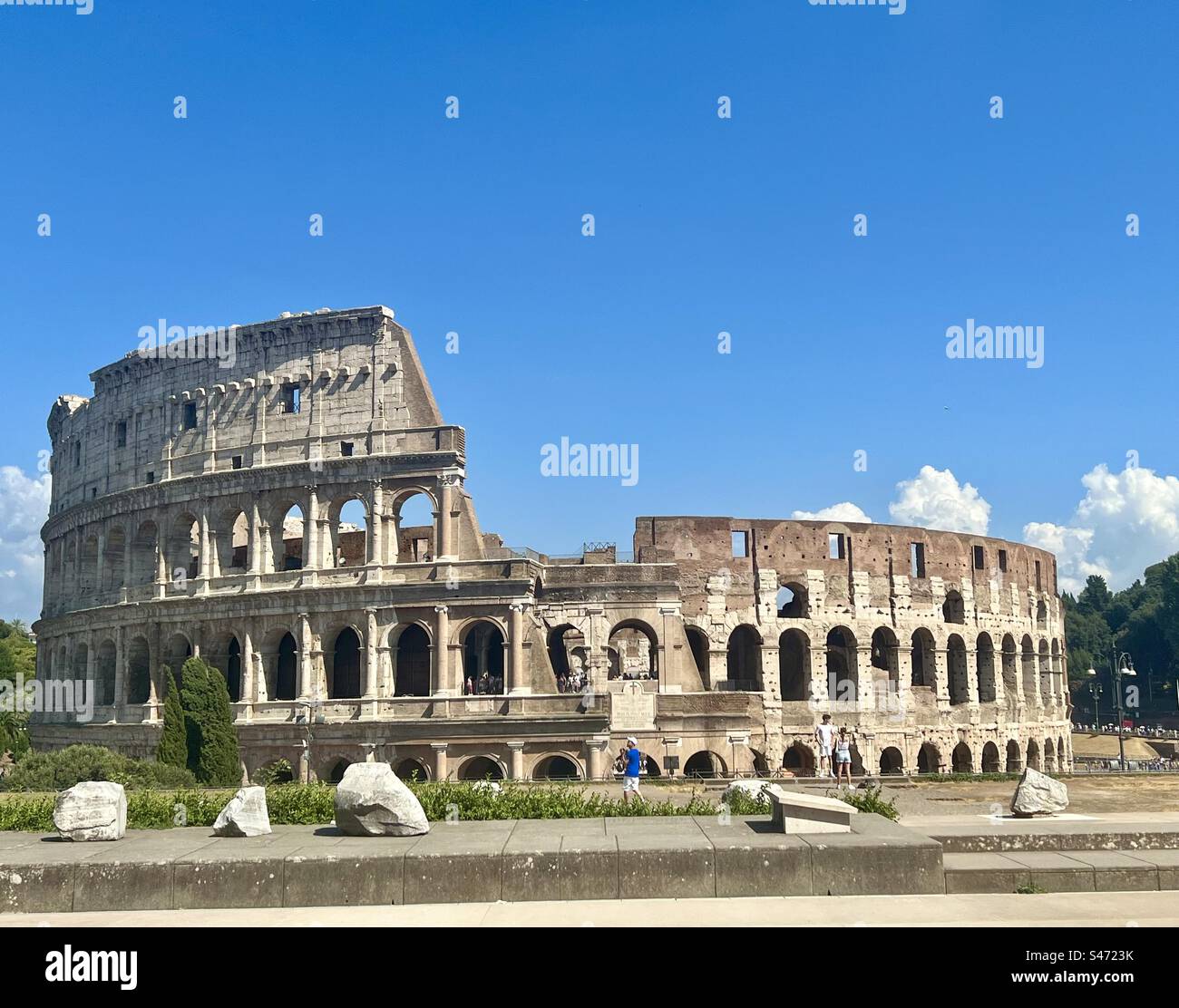 Die erstaunliche Architektur der still-Standdin. Römisches Kolosseum an einem schönen, sonnigen Sommertag in Italien. - Smartphone-aufgenommenes Stockfoto