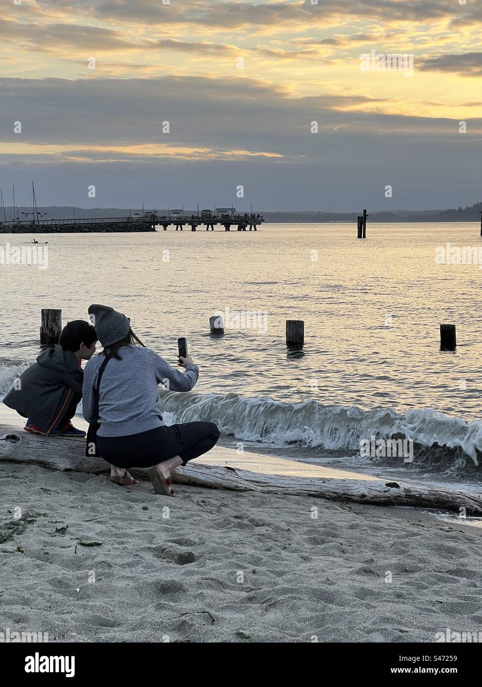 Mutter und Sohn teilen eine Fotogelegenheit im Meer in Edmonds Harbor Edmonds WA in Days End Stockfoto