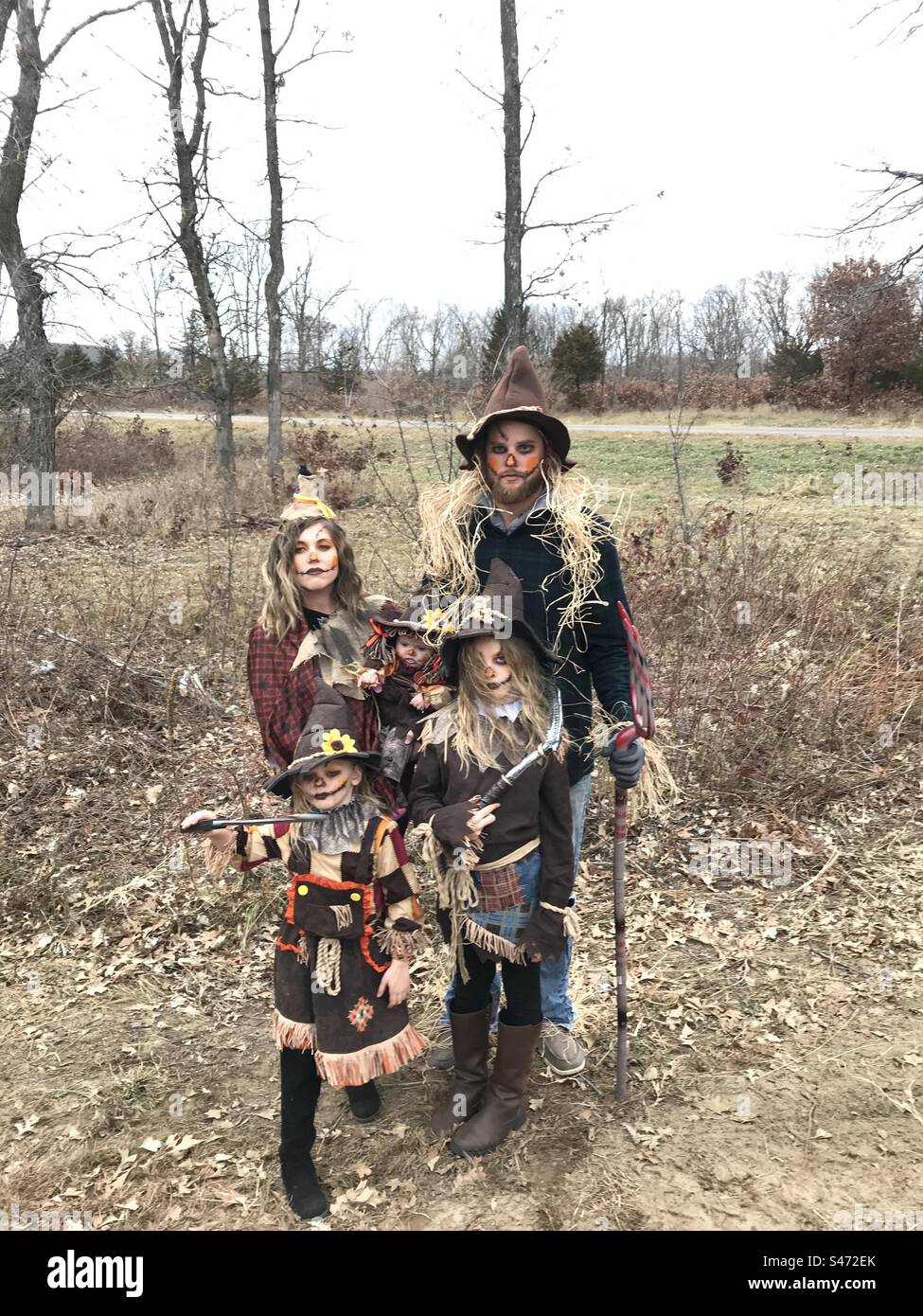 Die Familie verkleidet als Vogelscheuche für Halloween Stockfoto