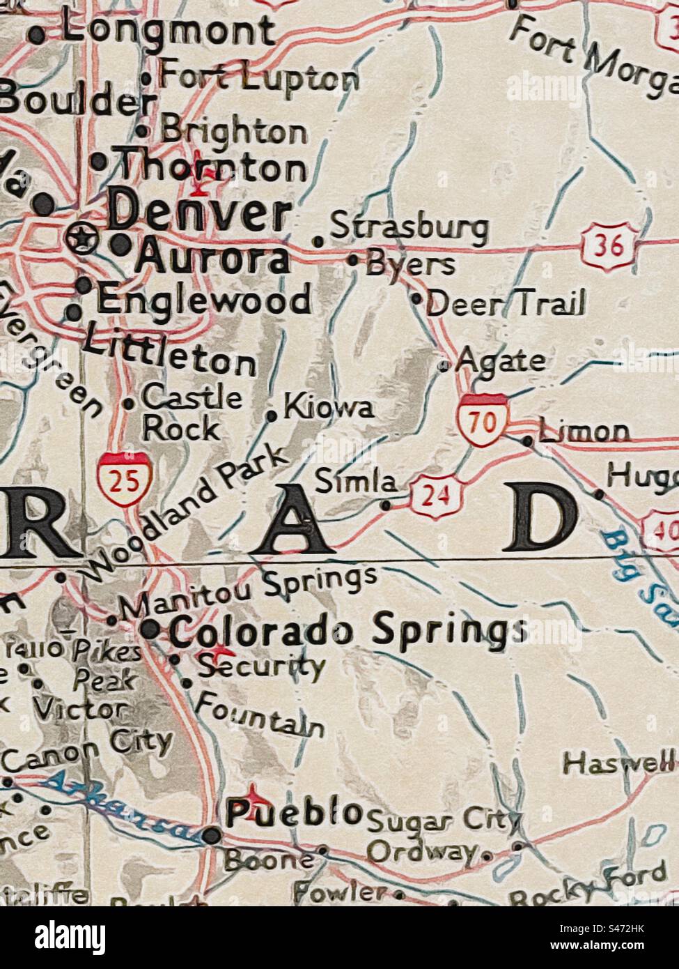 Der Blick auf die Gegend von Denver, Colorado auf einer US-Karte wurde gezoomt. Das Originalfoto wurde mit der IOS-App „Brushstroke“ zu einer „Illustration“ gemacht. - Smartphone-aufgenommenes Stockfoto