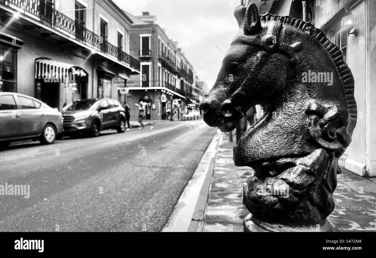 Auf den Straßen von New Orleans wurden einst gusseiserne Stützen zur Sicherung von Pferden verwendet. Jetzt verhindern sie, dass Menschen Autos auf den Bürgersteigen parken. Die Befestigungspunkte sind ein Symbol der Stadt. Stockfoto