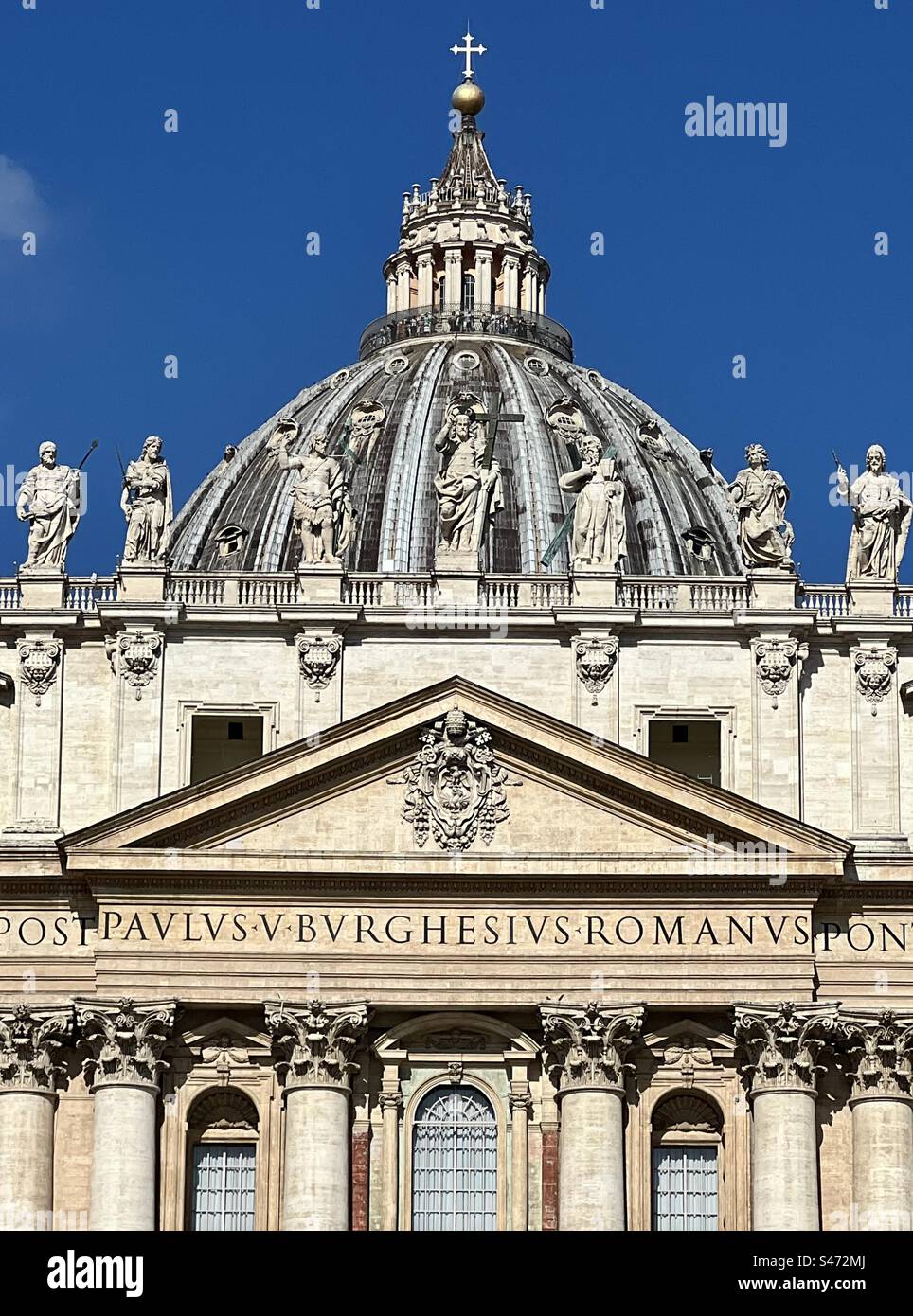 Fassade von St. Petersdom mit Kuppel und Heiligenstatuen auf dem Dach, Vatikanstadt. - Smartphone-aufgenommenes Stockfoto