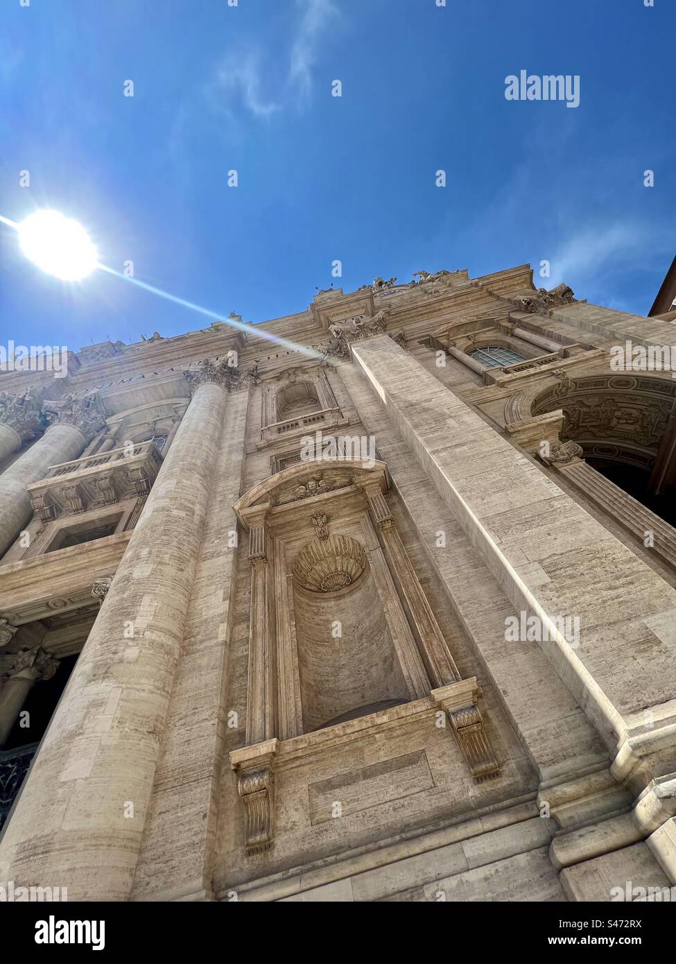 Außenansicht des Petersdoms unter der Sommersonne. - Smartphone-aufgenommenes Stockfoto