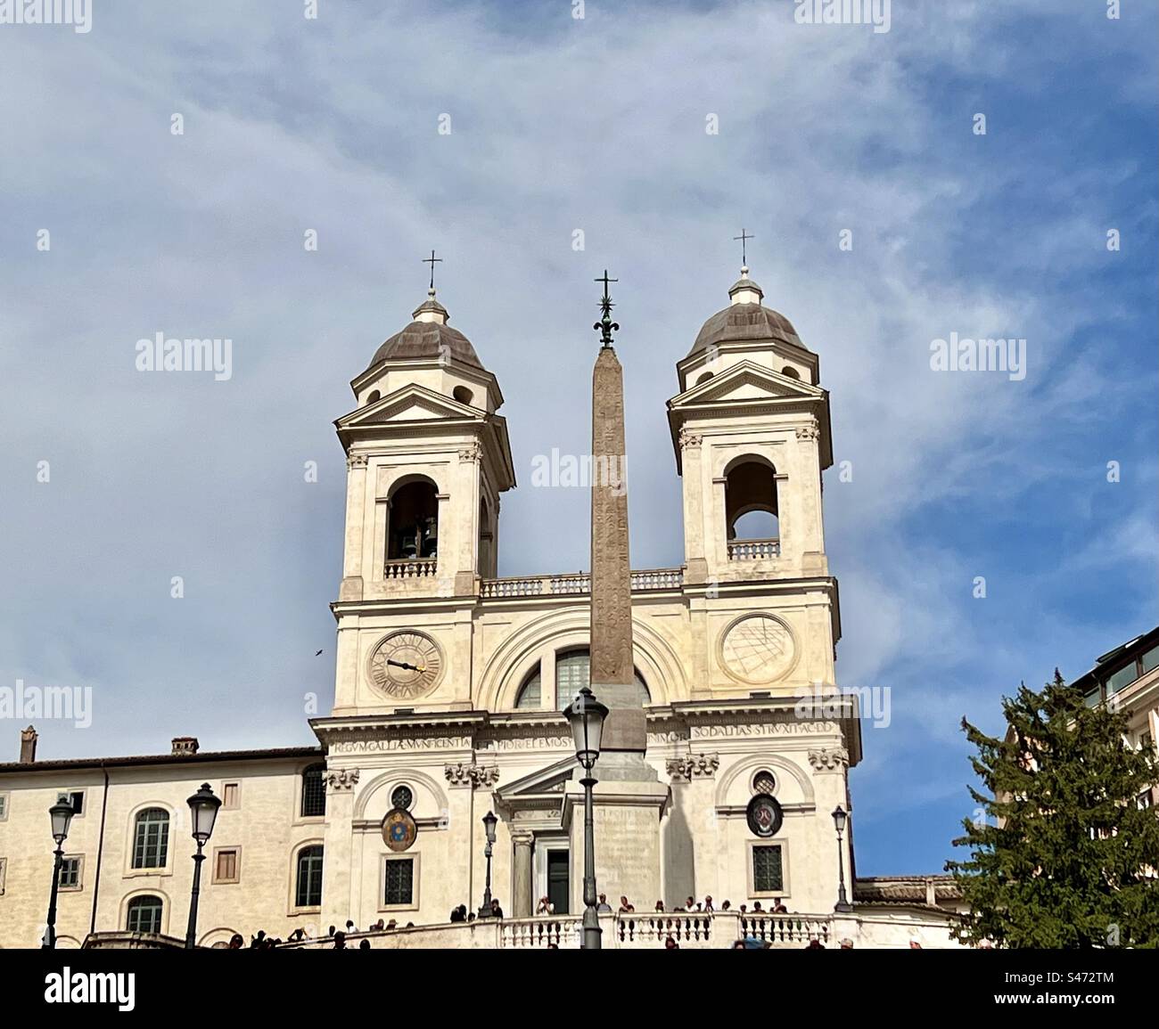 Kirche an der Spitze der spanischen Treppe in Rom Stockfoto