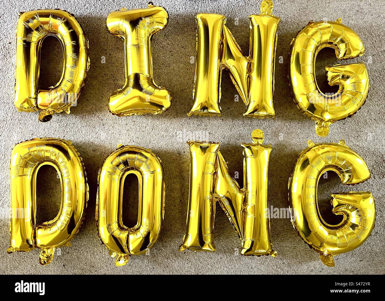 Goldene Ballonbuchstaben DING DONG Stockfoto