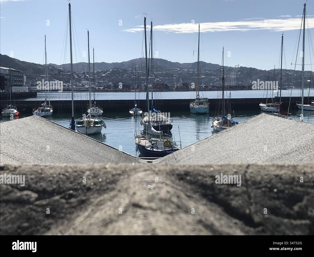 Am Wasser - Boote, Stadt, Hügel Stockfoto