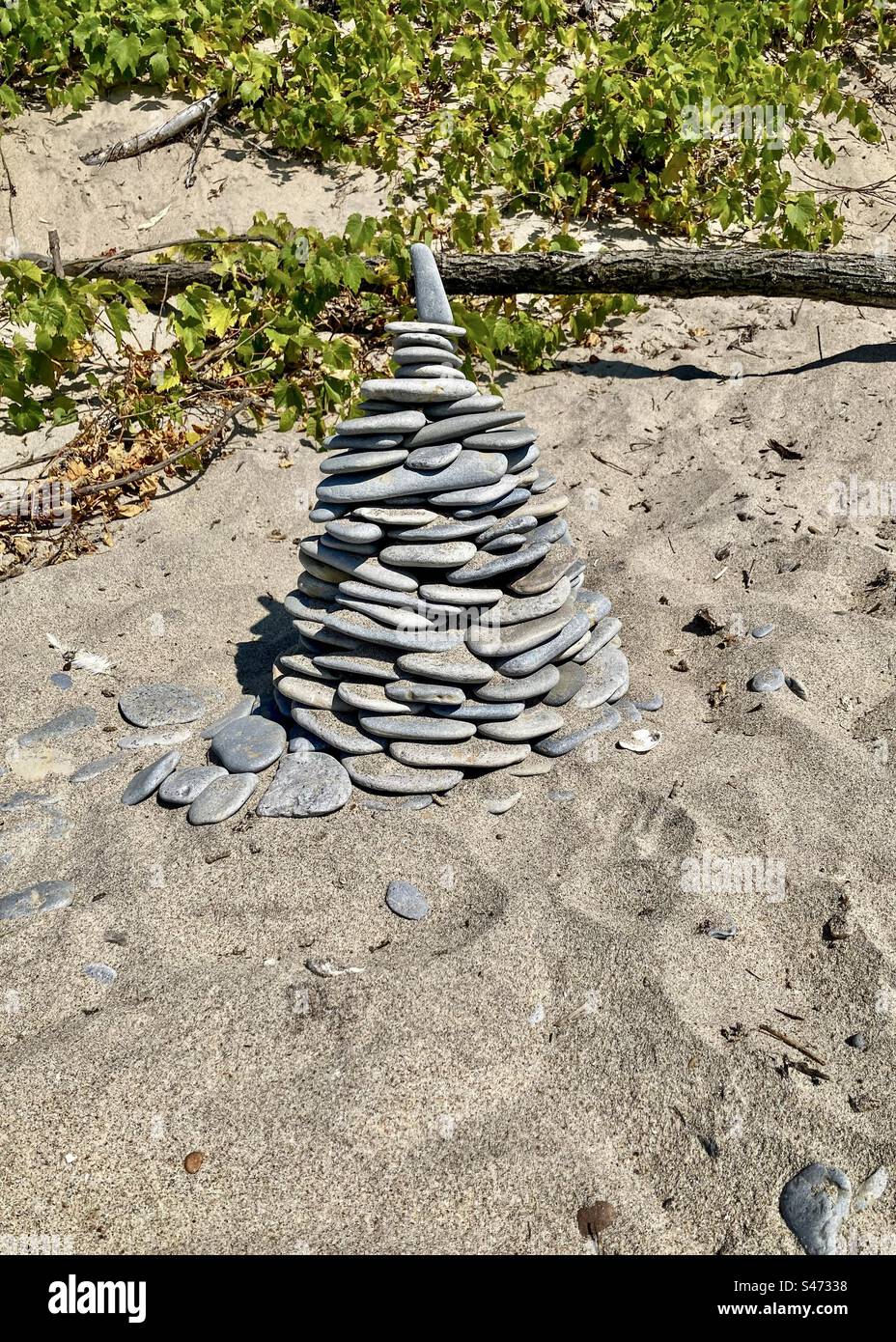 Felskunst am Strand in Form einer Pyramide. Stockfoto