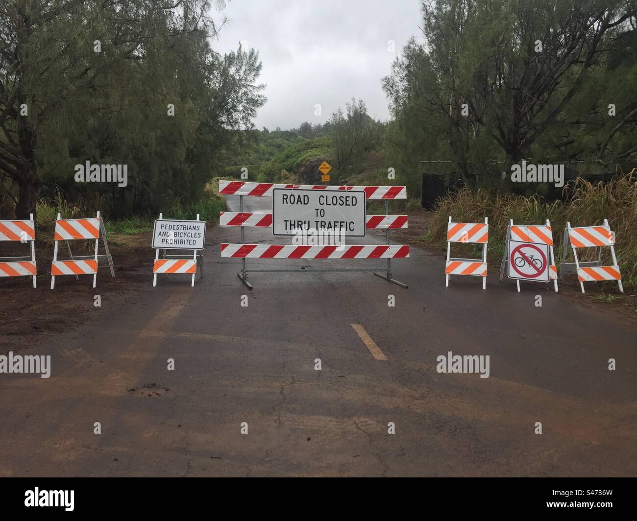 Die Straße wurde geschlossen, kein Durchgangsverkehr auf Maui Hawaii Stockfoto