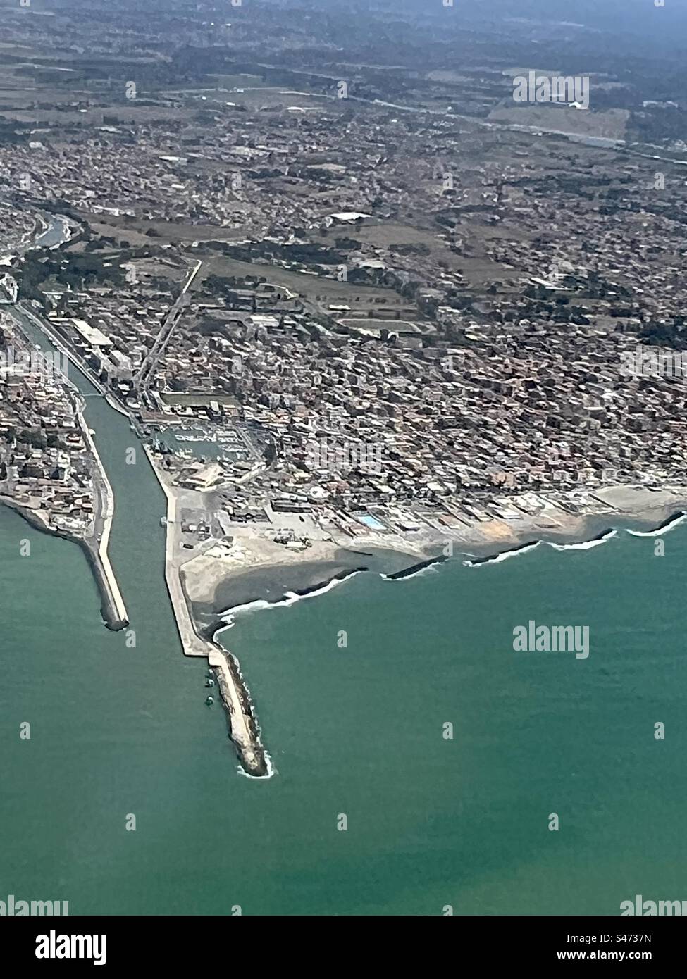 Luftaufnahme von Fiumicino, Rom und der Mündung des Tiber am Tyrrhenischen Meer - Smartphone-aufgenommenes Stockfoto