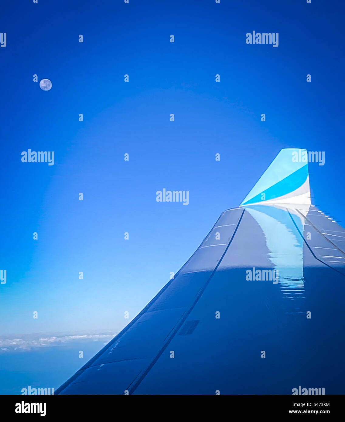 Blick auf ein Flugzeug Flügelspitze und den Mond auf einem Langstreckenflug nach Afrika Stockfoto