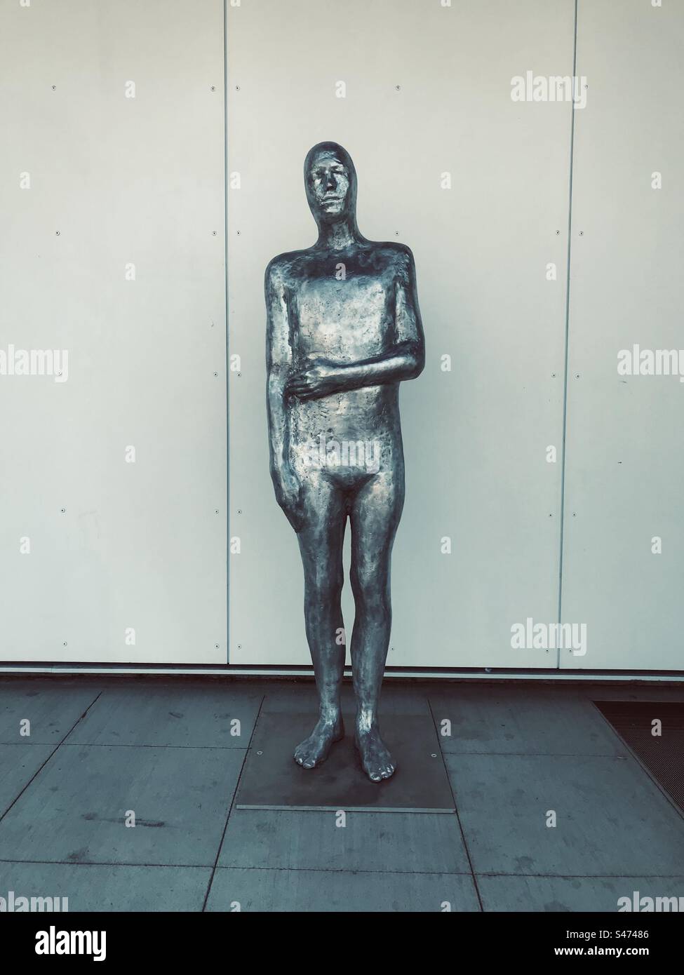 Eine Aluminiumskulptur des isländischen Künstlers Steinunn Thórarinsdóttir, die vor dem National Nordic Museum in Seattle, USA, installiert wurde. Stockfoto