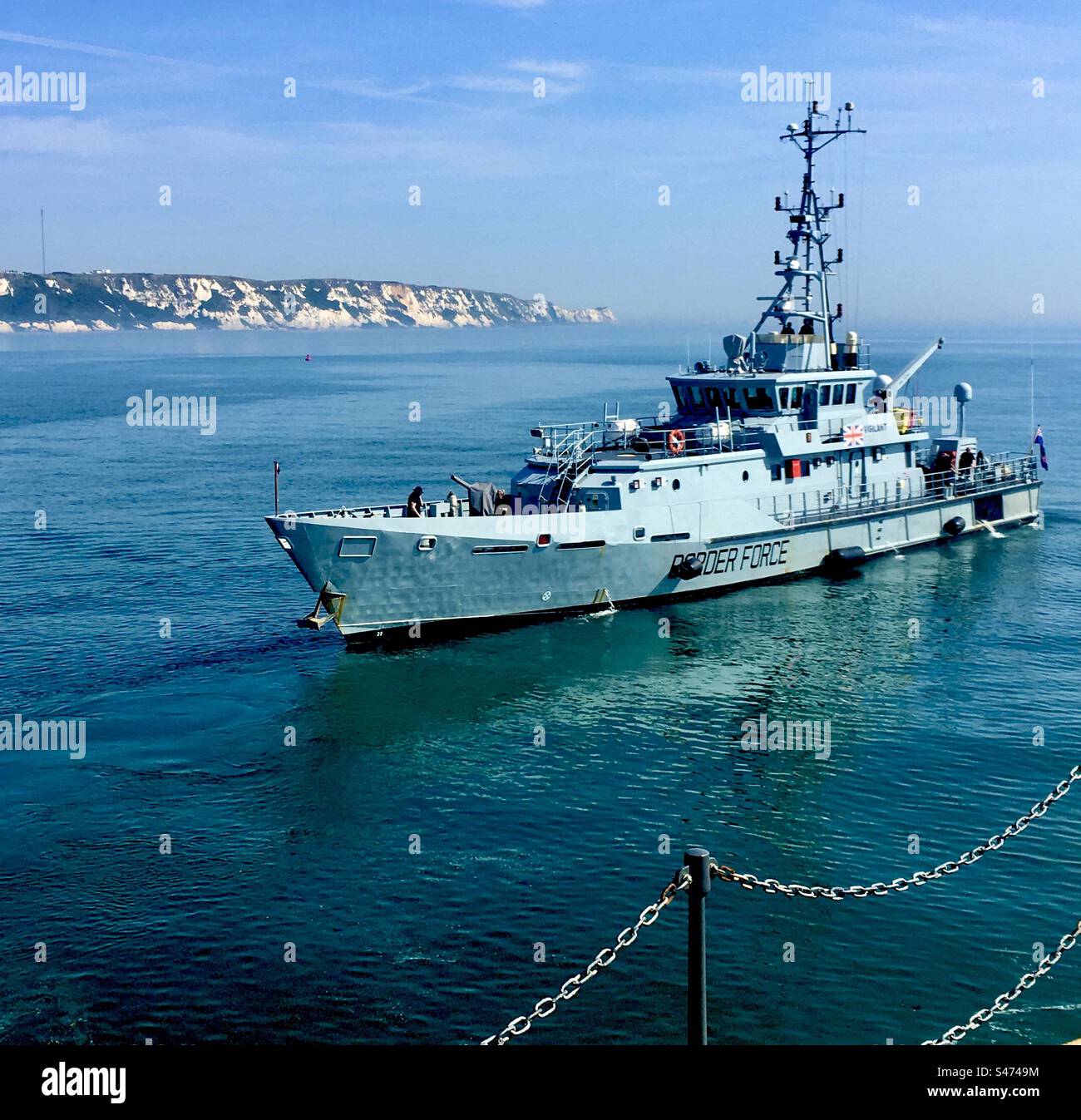 Britische Grenztruppe mit Pier-Geländer Stockfoto